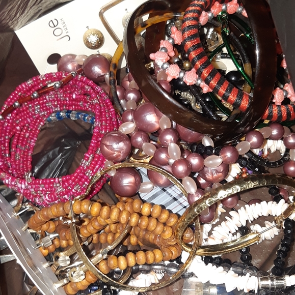 Mixed womans Jewlery lot - Picture 2 of 3